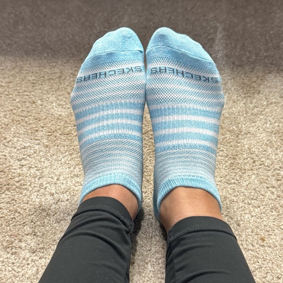 Skechers Women’s 5-7 Blue and White Striped Low Cut Socks - Picture 3 of 3